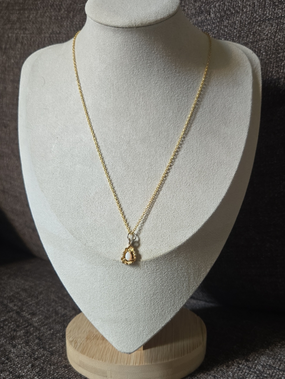 Vintage Gold Tone Teardrop Opalescent Pendant Necklace